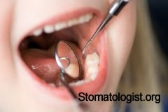 Стоматологи небрежно смотрят пациентам в рот