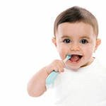 Когда начинать первую чистку зубов у ребенка?
